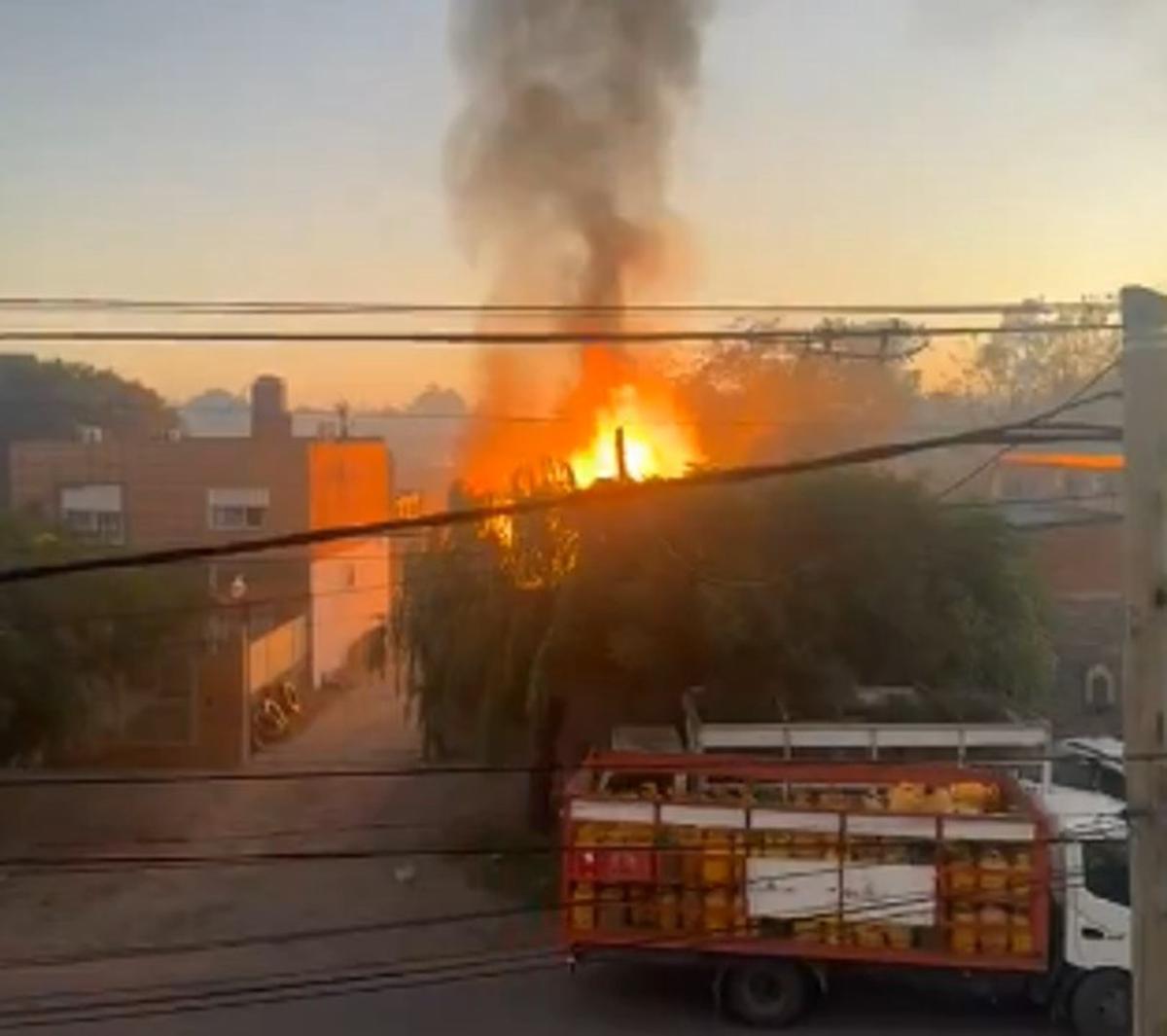 Incendio en un depósito de garrafas en Merlo