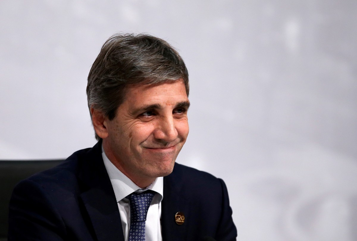 Turismo familiar: Caputo, en la misma polémica que Adorni por el avión presidencial