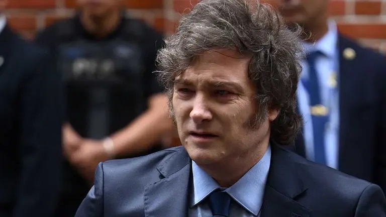 Milei en modo Barra durante la presentación de Adorni