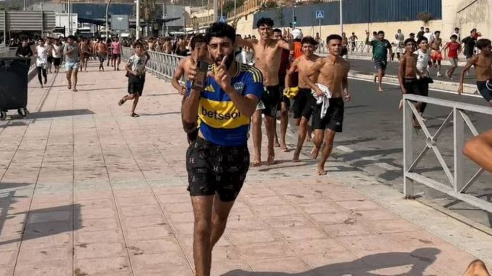 Un marroquí cruzó la frontera de Ceuta con la camiseta de Boca